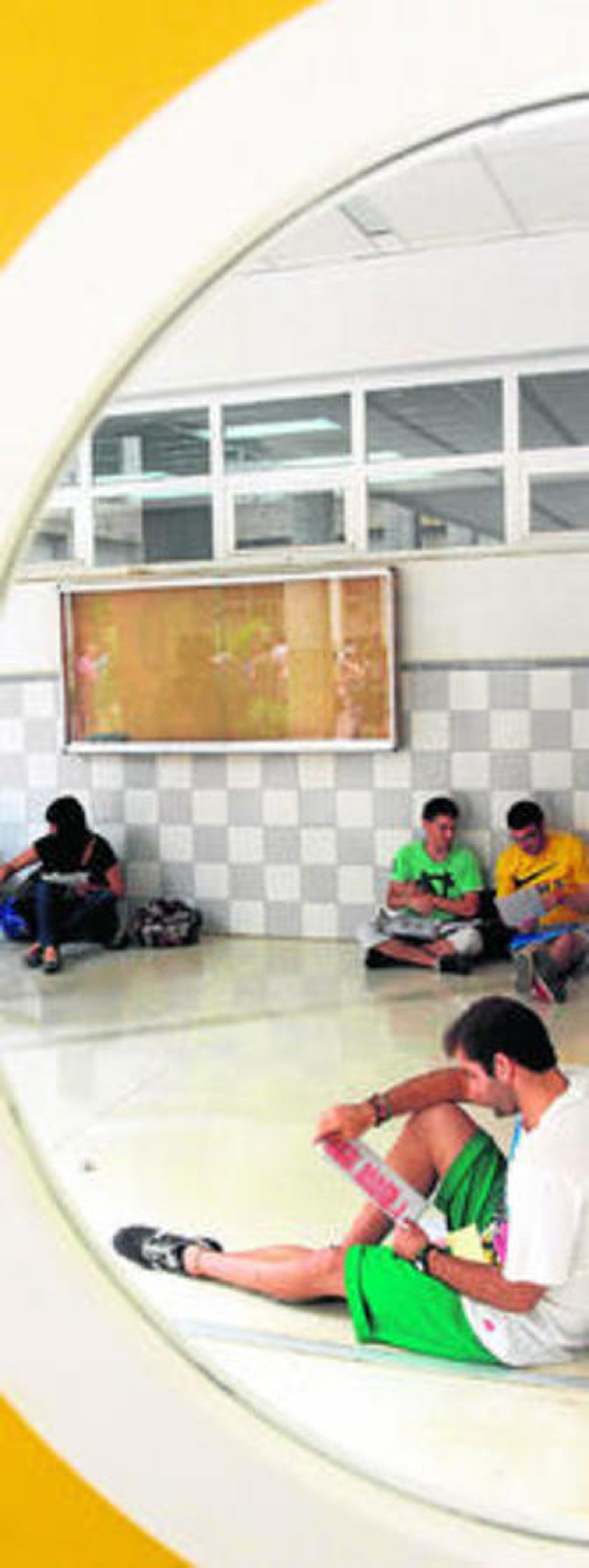 Estudiantes esperan a un examen en la Facultad de Derecho.