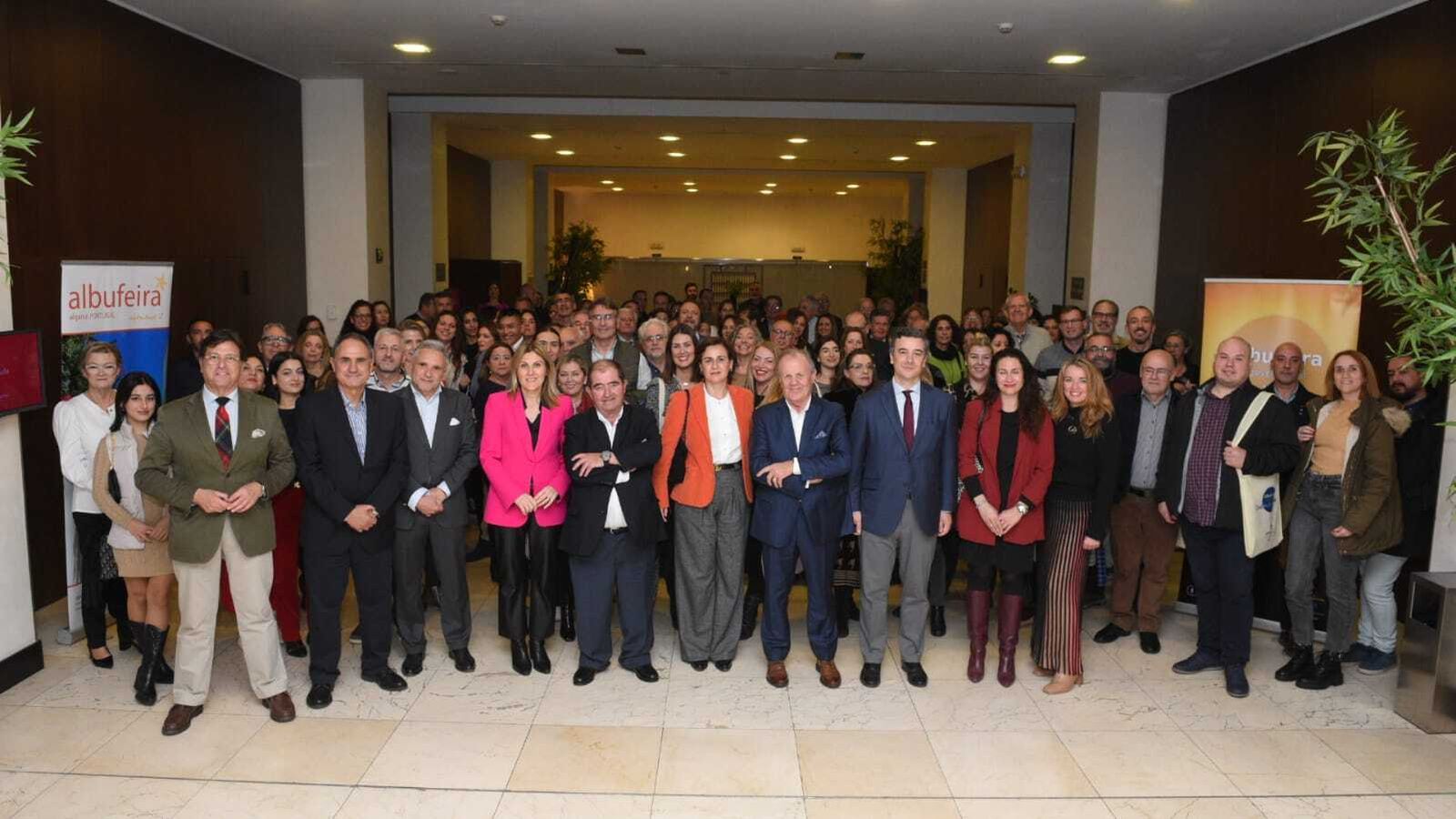 Foto de familia de la presentación de la oferta turística de Albufeira en Sevilla.