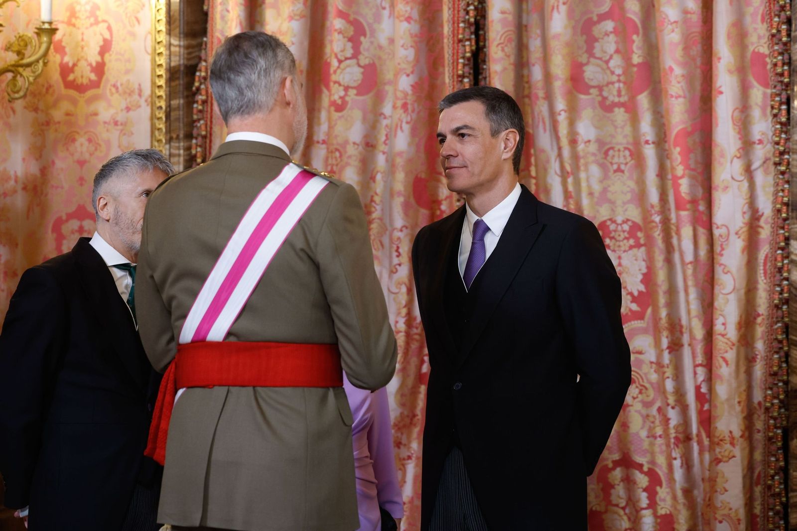 Pedro Sánchez y Fernando Grande-Maslaska conversan con el Rey en la Pascua Militar de 2025.