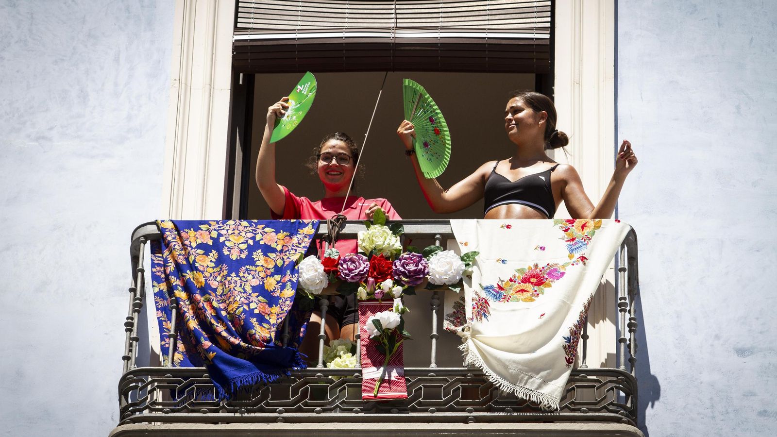 Ambiente en los balcones de Granada por el Día de la Cruz.