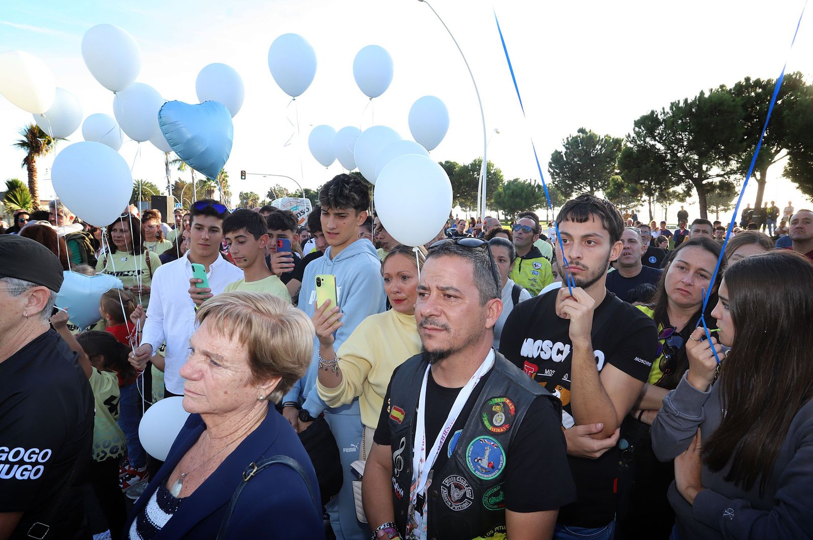 Imágenes del monumento a Súper Hugo en la rotonda frente al Nuevo Colombino
