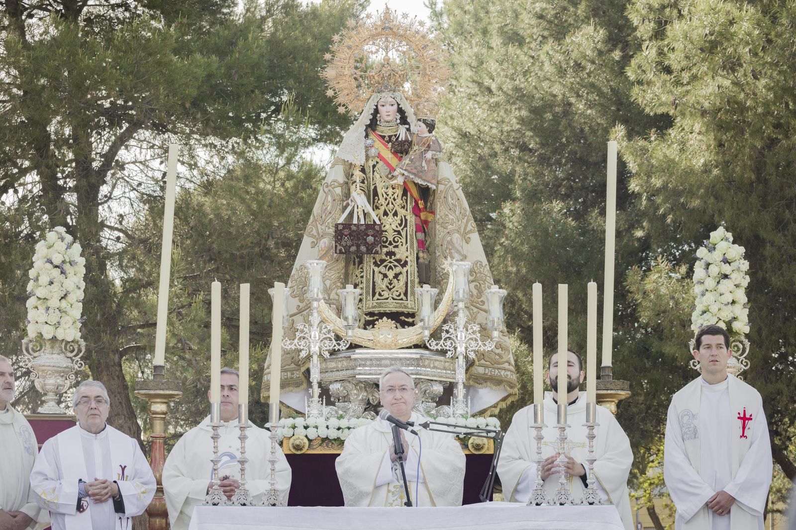 Misa de campaña frente a la parroquia del Cristo de la Sed con la Virgen del Carmen