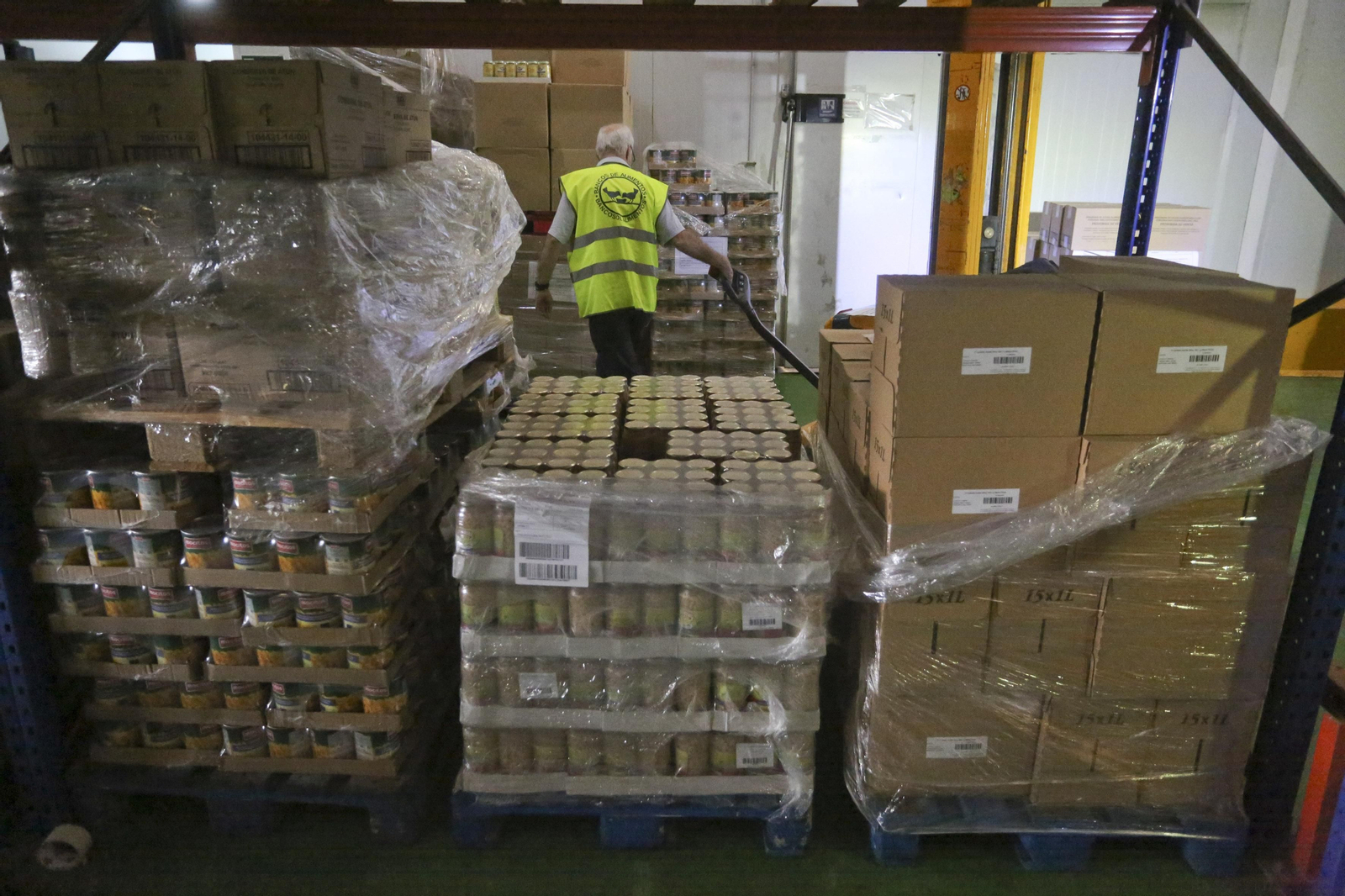 El Gobierno reparte 2600 toneladas de alimentos entre más de 70.000 malagueños