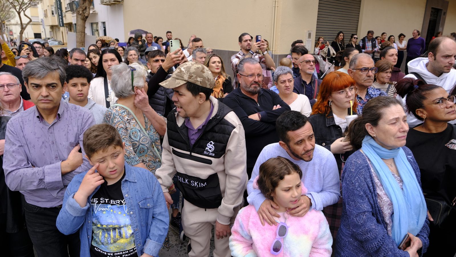 La Procesión de Los Ángeles de sobrepuso a la lluvia, en imágenes