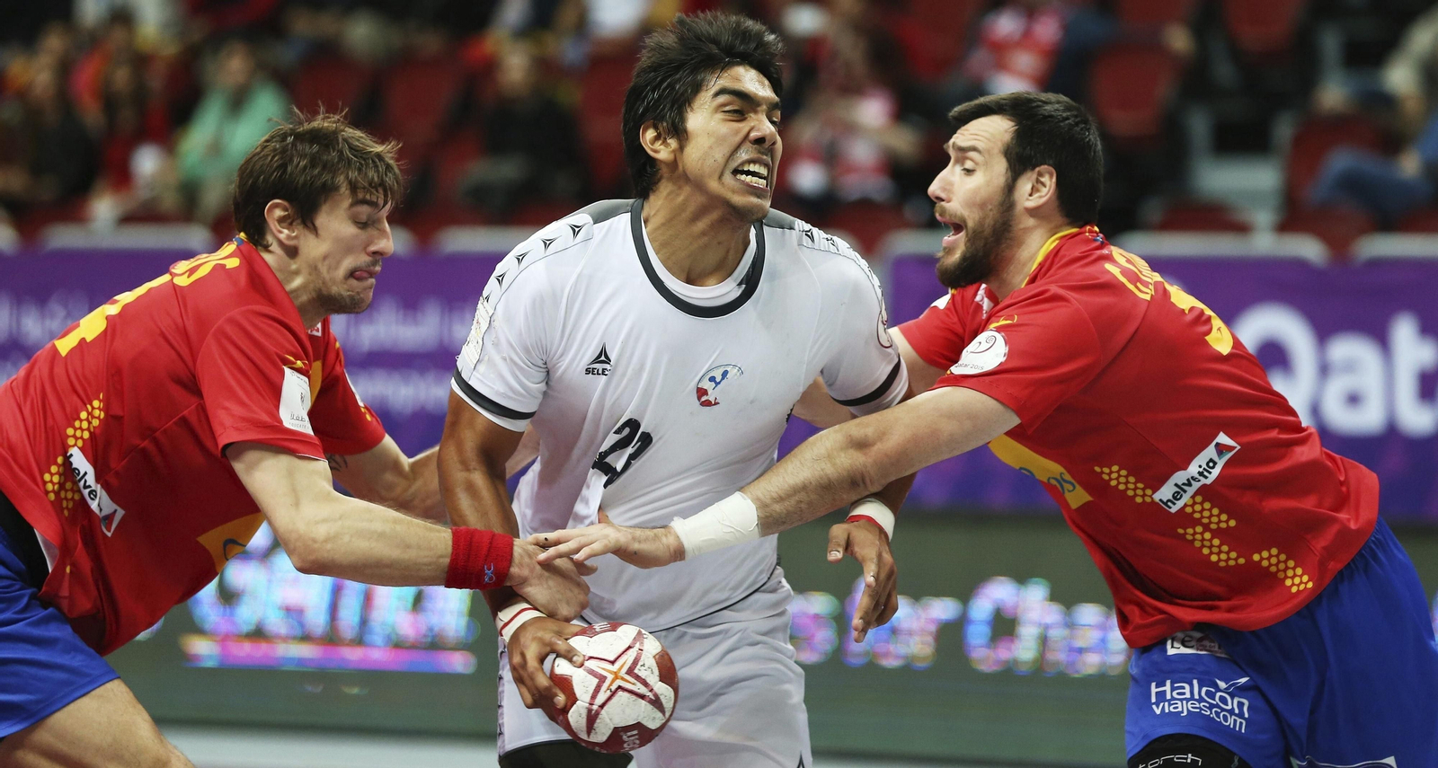 Javier Frelijj intenta superar a Viran Morros y Gedeón Guardiola, en un duelo entre España y Chile. Javier Frelijj intenta superar a Viran Morros y Gedeón Guardiola, en un duelo entre España y Chile.