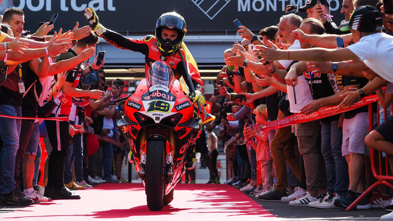 Álvaro Bautista ha dado un zarpazo casi definitivo al Mundial de Superbike. Álvaro Bautista ha dado un zarpazo casi definitivo al Mundial de Superbike.