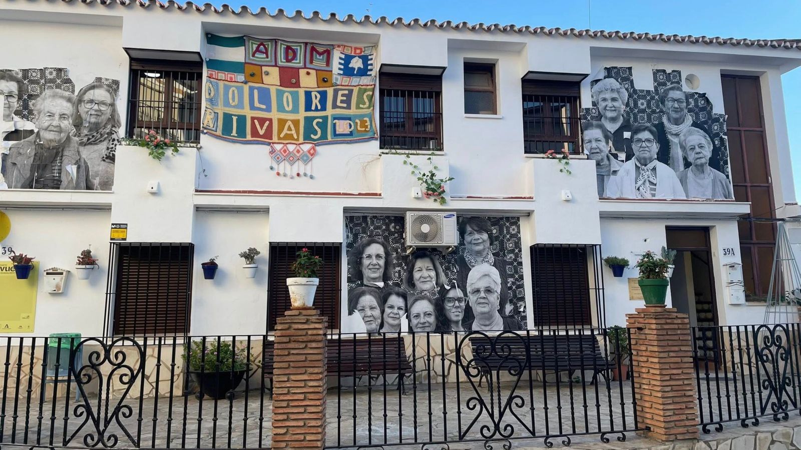 Fachada con algunos miembros de la Asociación de Mujeres 'Dolores Rivas' de Algarrobo