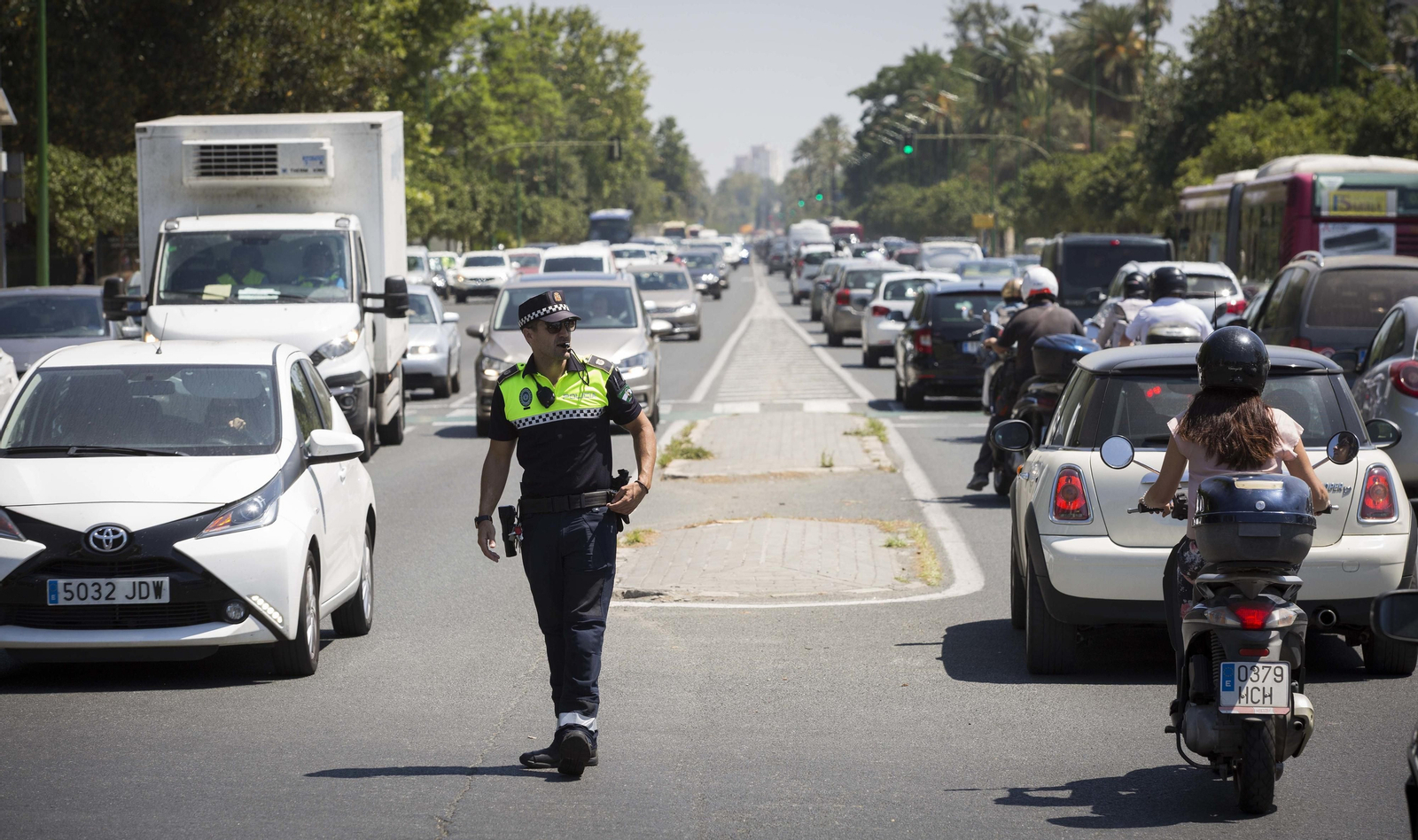 Atascos en Sevilla por el corte del Puente de las Delicias