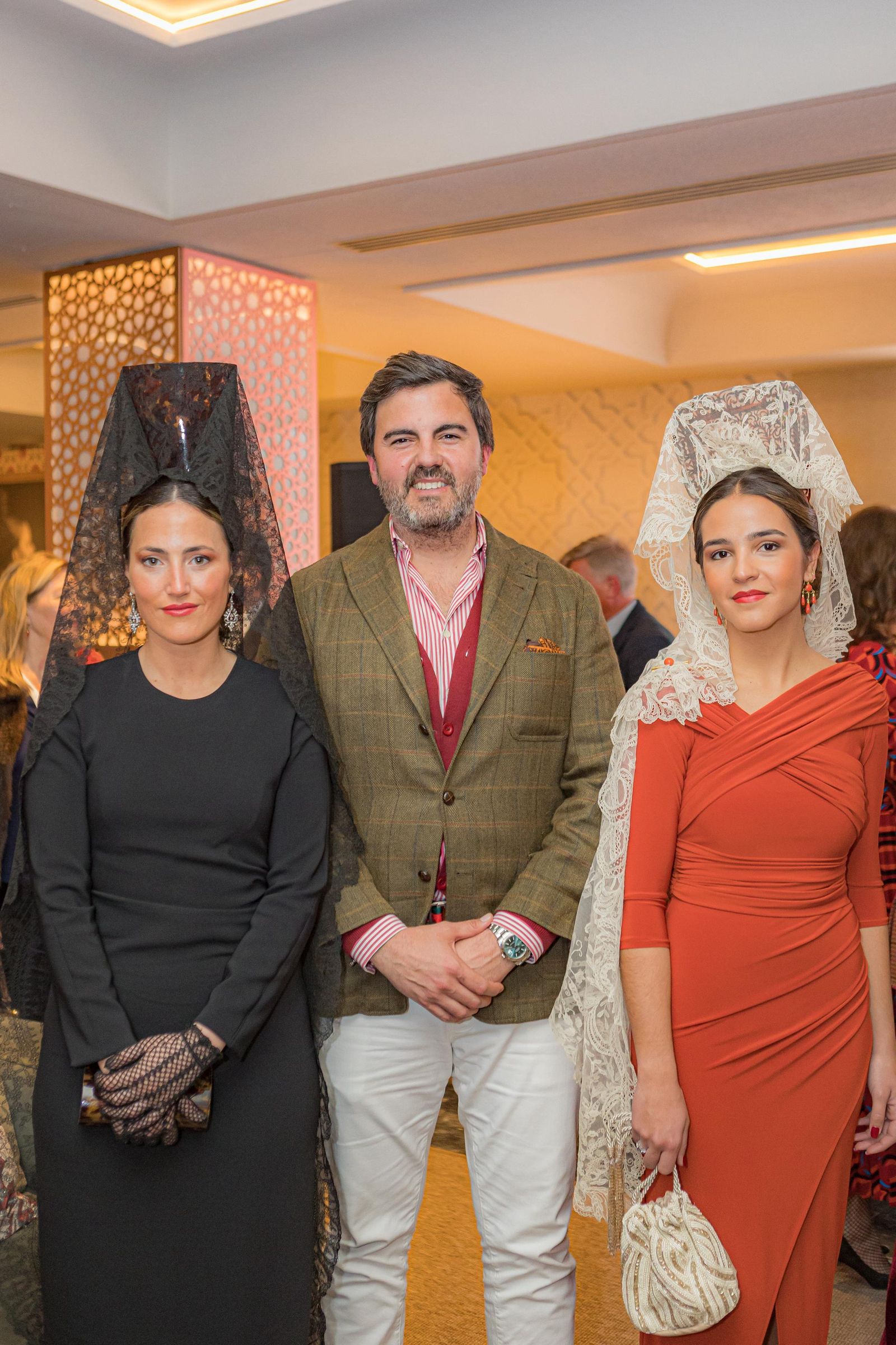Mario Niebla junto a dos jóvenes vestidas de mantilla.