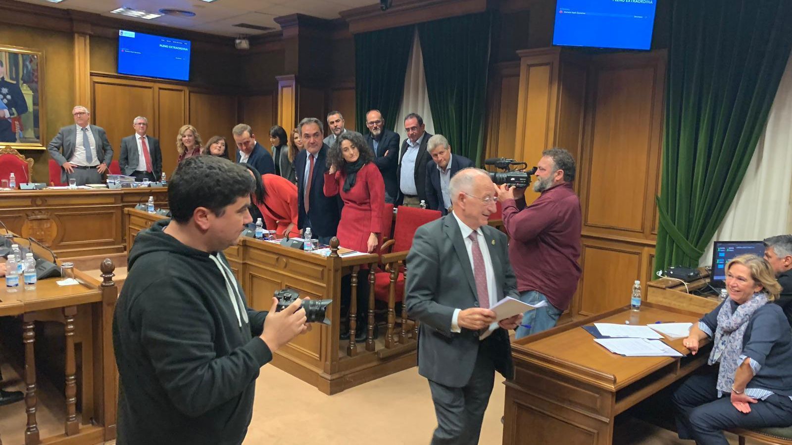 Amat abandona el Salón de Plenos.