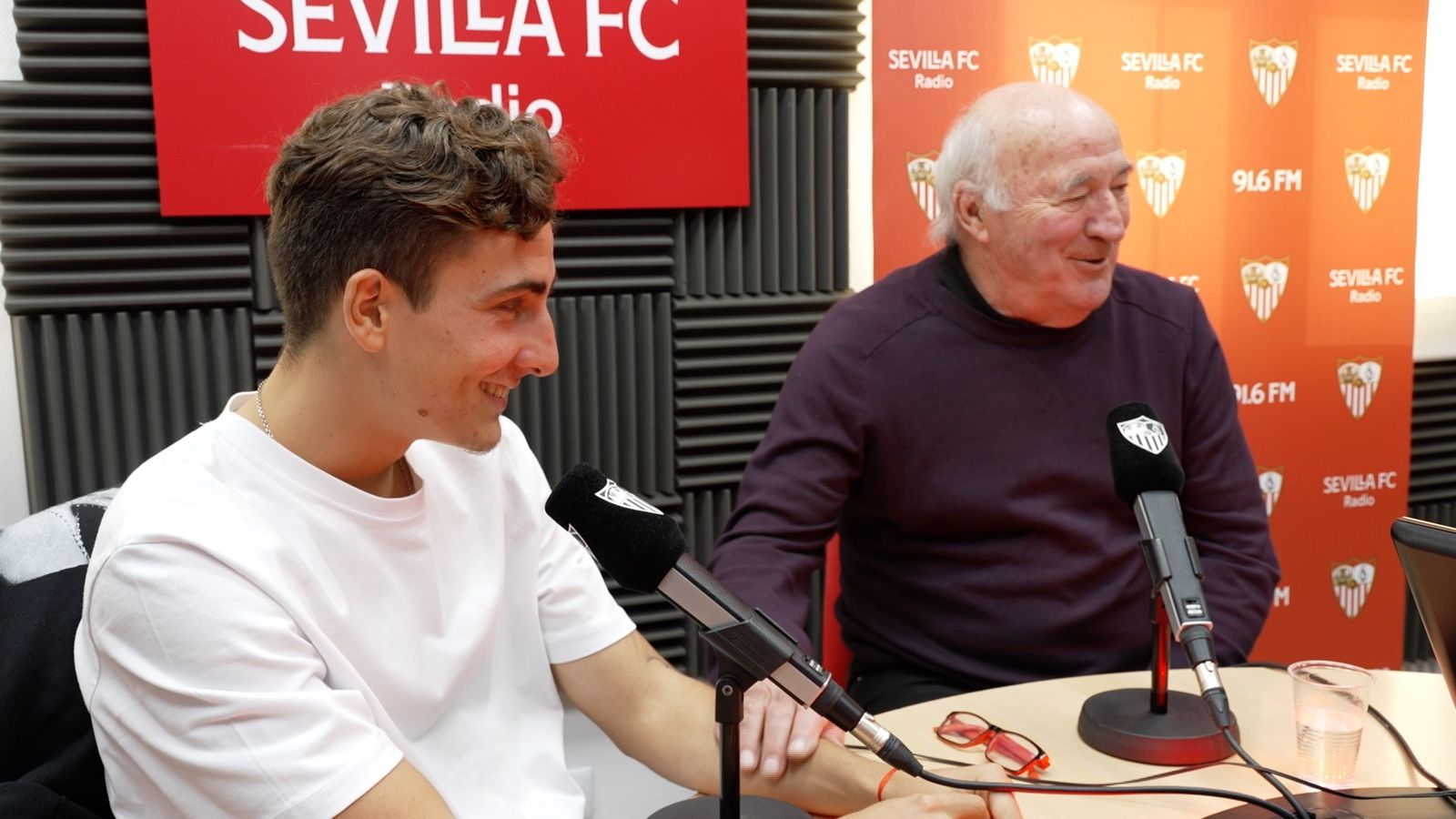 Scotta bromea con su nieto Valentino en el estudio de SFC Radio.