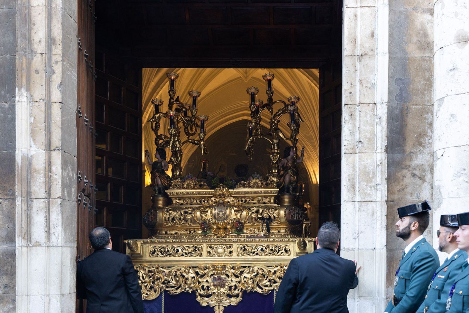 Las cofradías de la Vera Cruz, Expiración y Gran Poder lucen sus cortejos en la calle
