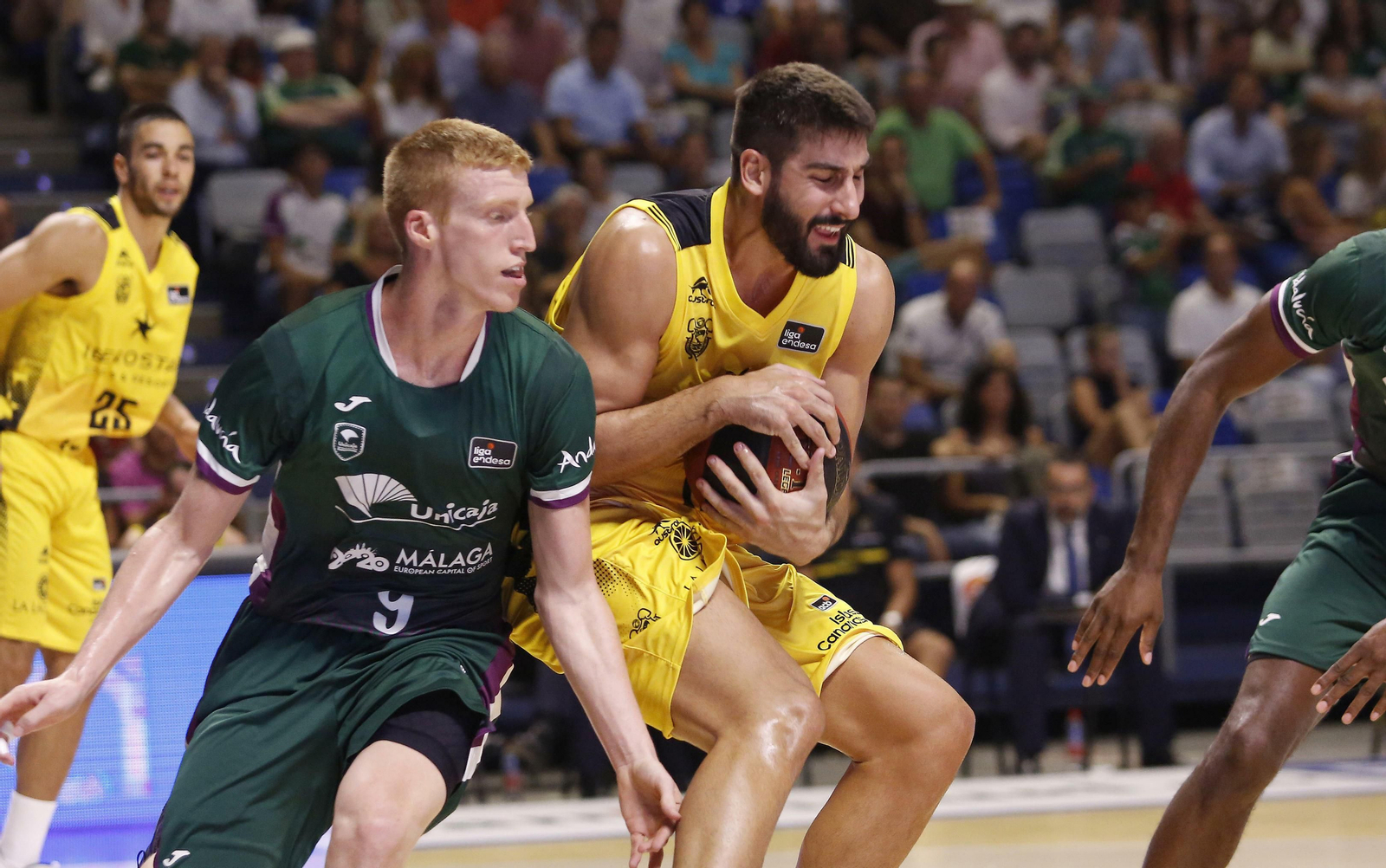 Dani Díez gana un rebote.