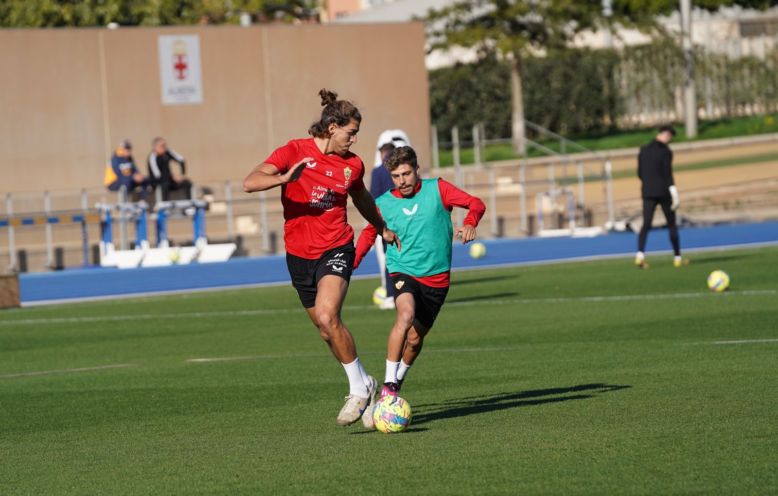Babic y Pozo disputan un balón en un entrenamiento