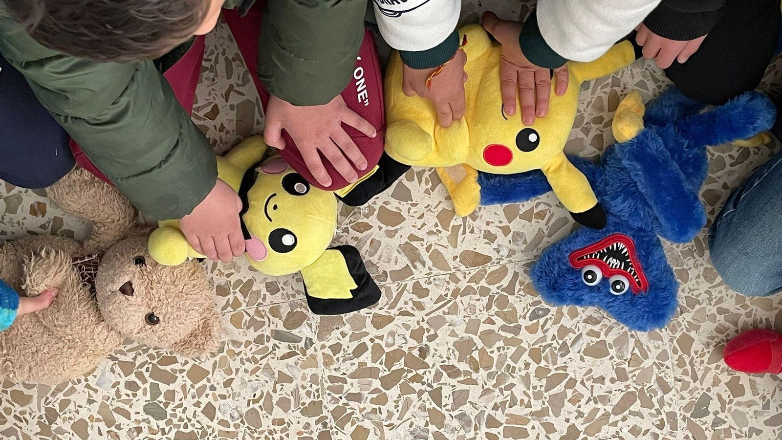 Los alumnos han usado sus muñecos y peluches para el taller que pretende inculcarles conocimientos de primeros auxilios