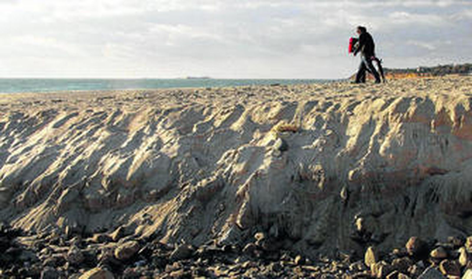 Imagen en la que se aprecia la pérdida de arena que ha sufrido la playa chiclanera.