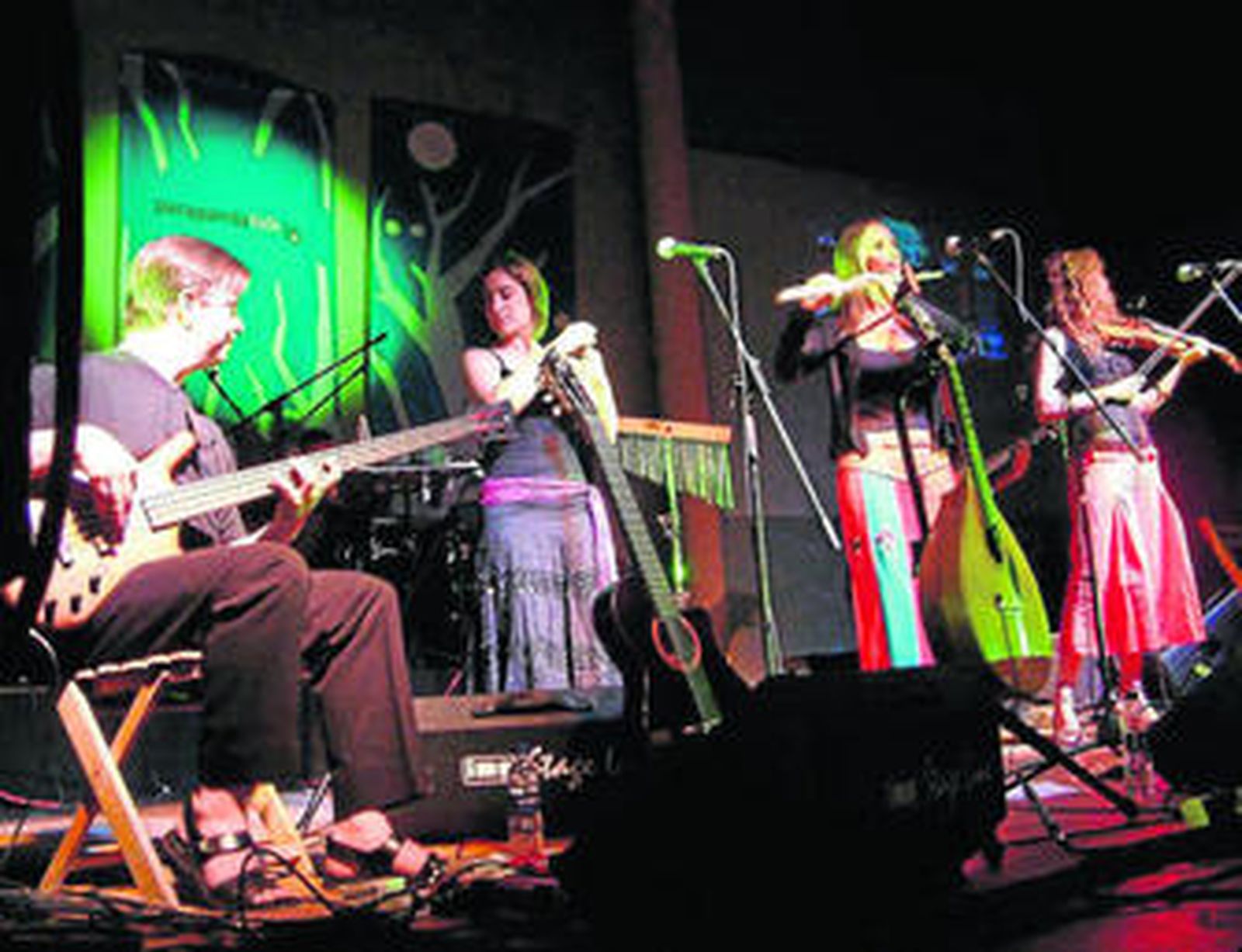 Los integrantes del grupo Acetre, durante una actuación.