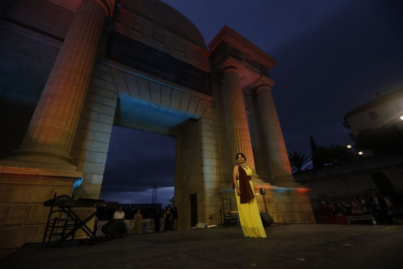 El espectáculo de danza española en la Puerta del Puente de Córdoba, en imágenes