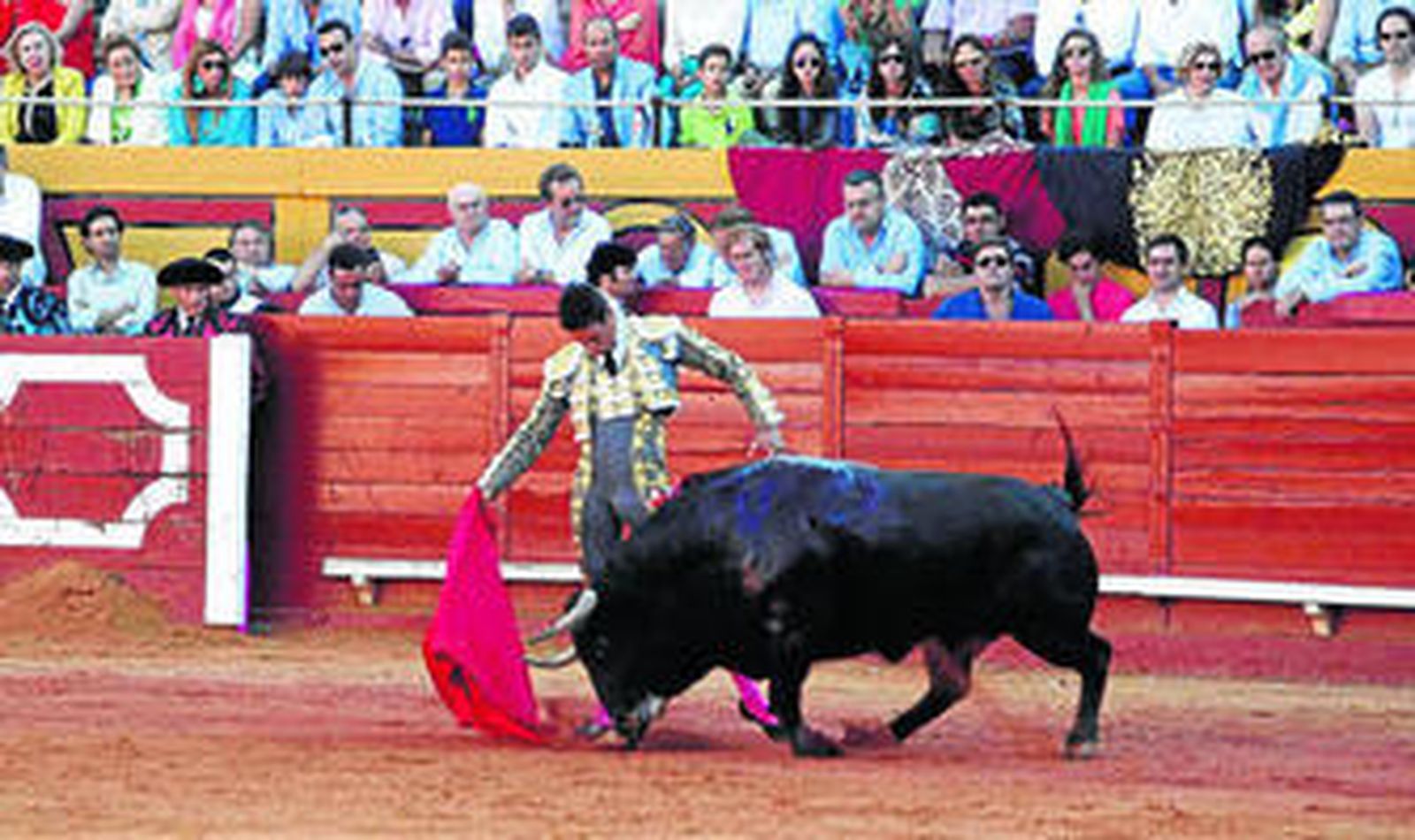 Un momento de la faena de José María Manzanares en la plaza de toros de Algeciras.