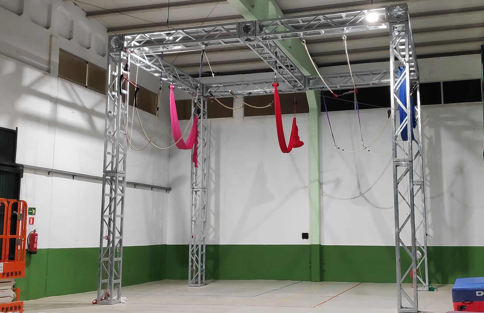 Estructura para la realización de acrobacias aéreas.