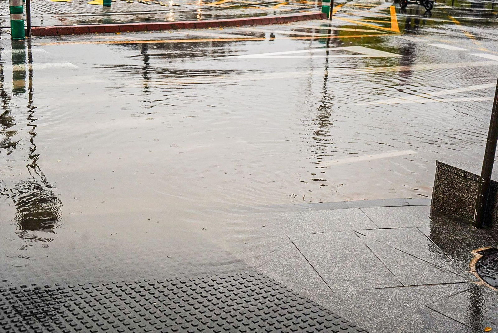 Galería | El agua toma la ciudad de Granada como consecuencia de la Dana