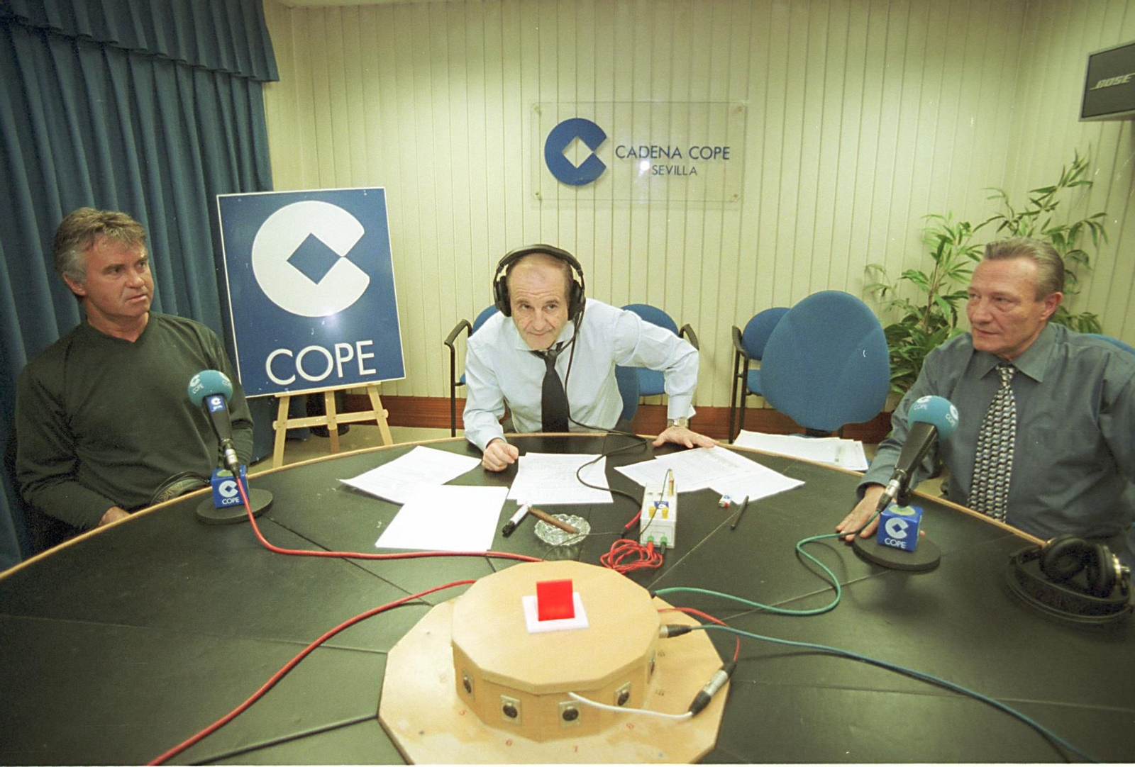 Alés, con el entrenador del Betis, Guus Hiddink, en el prograna de José María García en la COPE