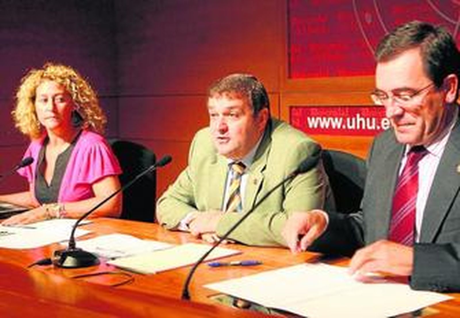 Pilar Marín, Francisco José Martínez y José Ignacio Aguaded, en la presentación de la encuesta de la UHU.