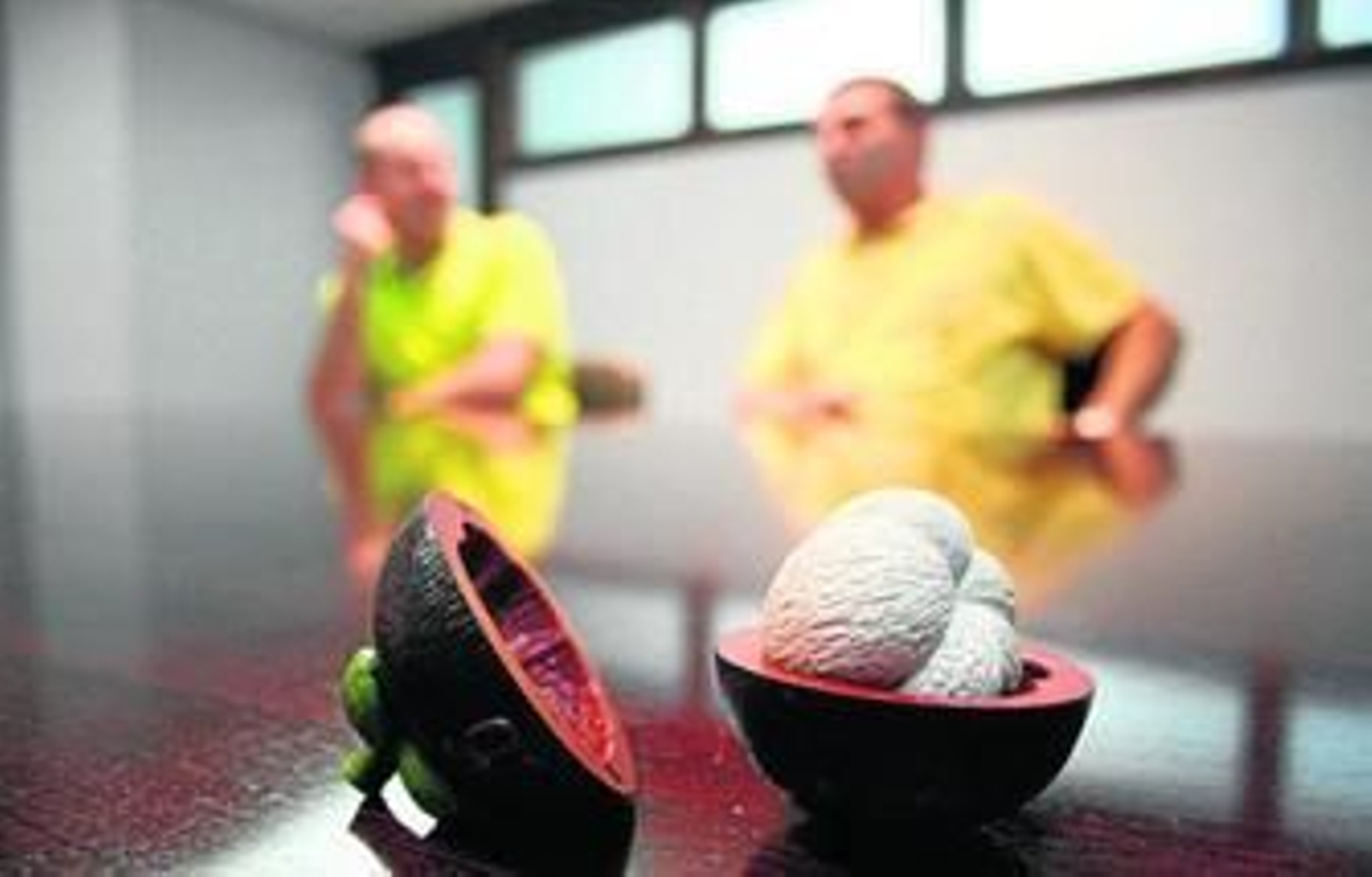 La recreación de la fruta, en primer término, y al fondo los emprendedores.