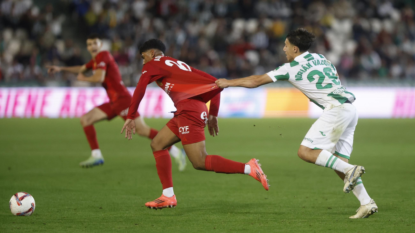 Adri Vázquez frena en falta a Adu Ares en el tramo final del Córdoba CF - Real Zaragoza.