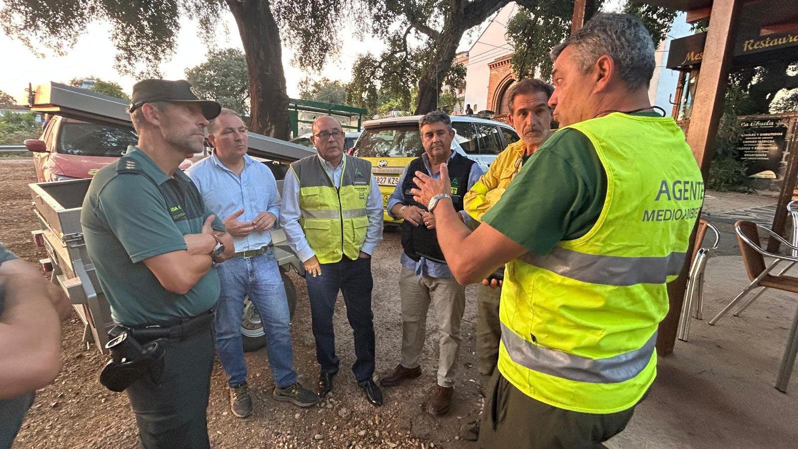 Las autoridades se informan sobre el terreno de la evolución del incendio.