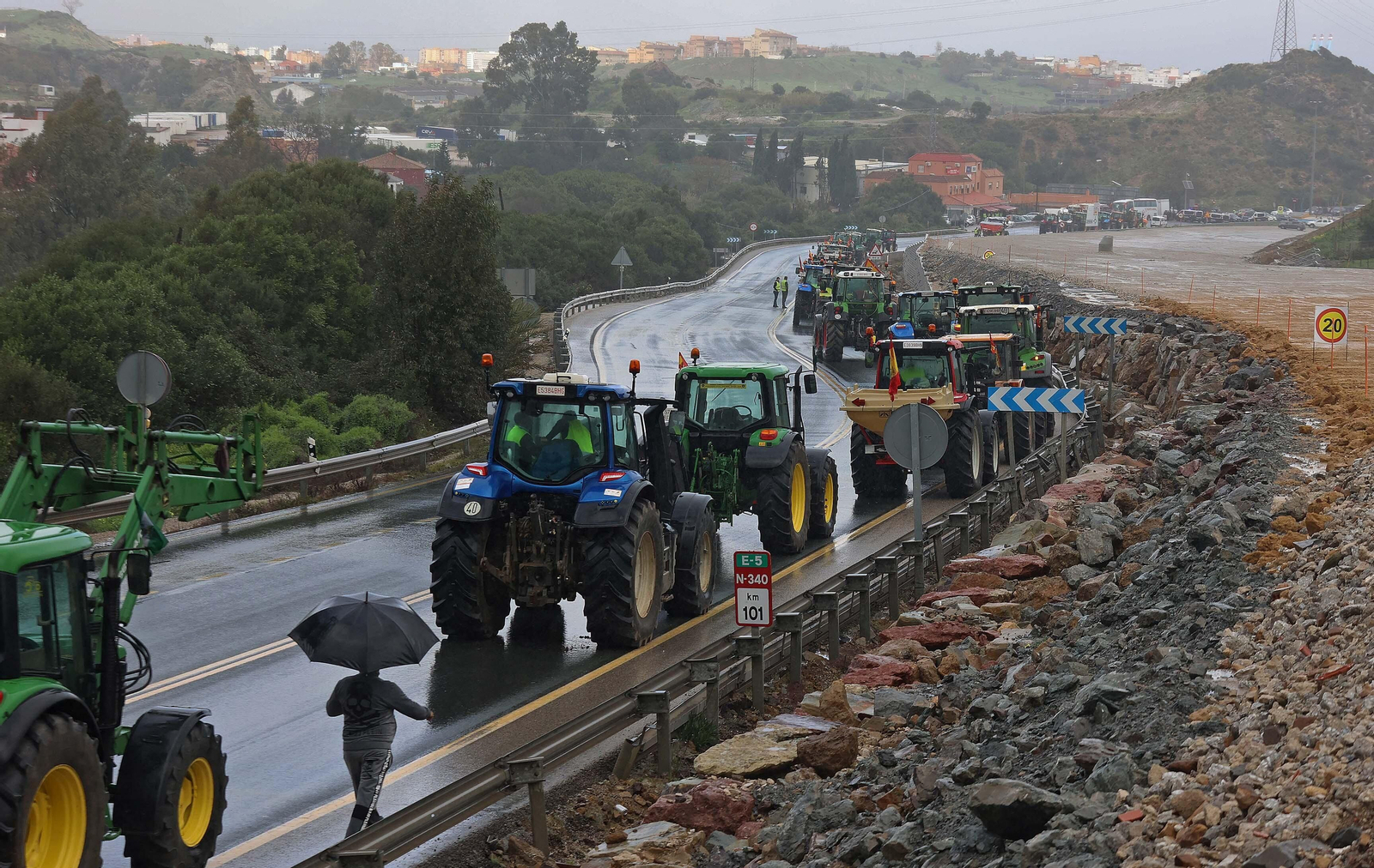 El corte del acceso sur de Algeciras por los tractoristas de Cádiz, en imágenes