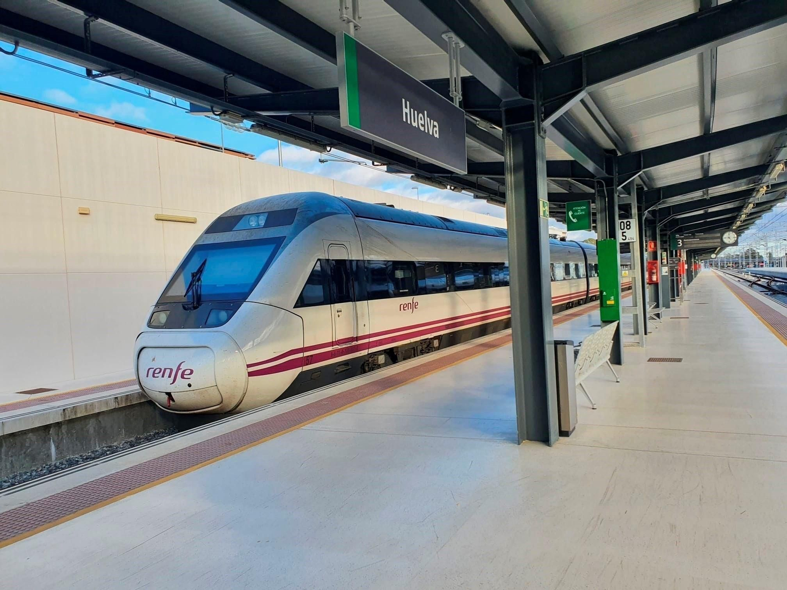 Tren de Renfe en la estación de Huelva
