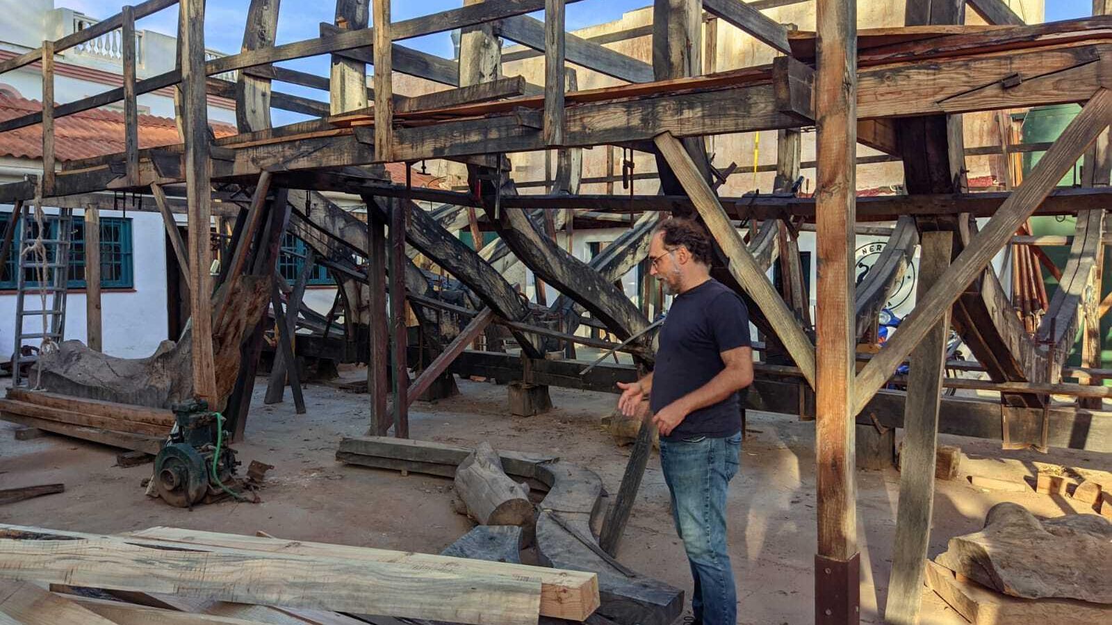 Madera siendo tratada en la astillería