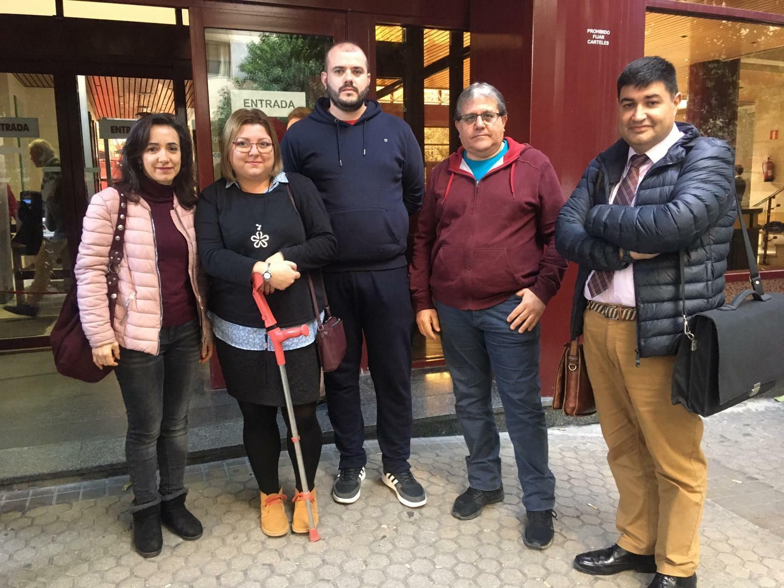 La diputada de Adelante Andalucía Teresa de Pablo (izquierda) y la denunciante María Rodríguez, a la puerta de los juzgados