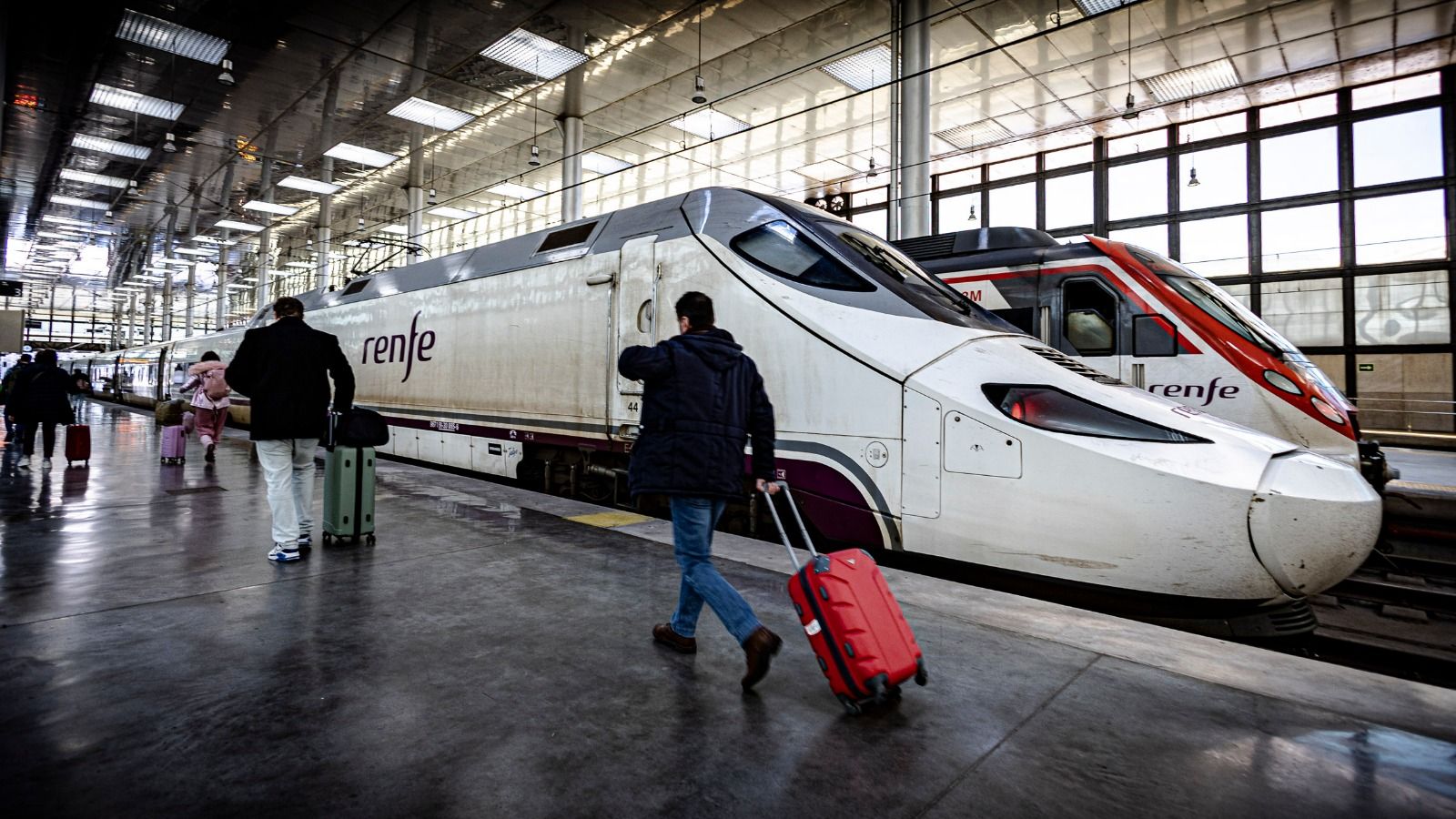 Pasajeros a punto de tomar el Alvia de Cádiz a Madrid.
