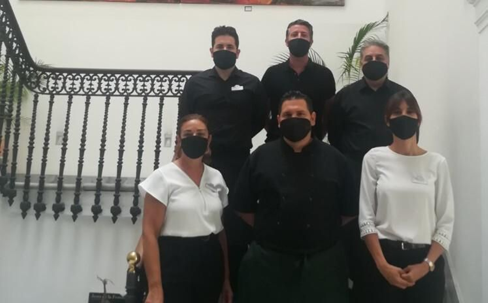 En la foto, parte de la plantilla del hotel y del restaurante