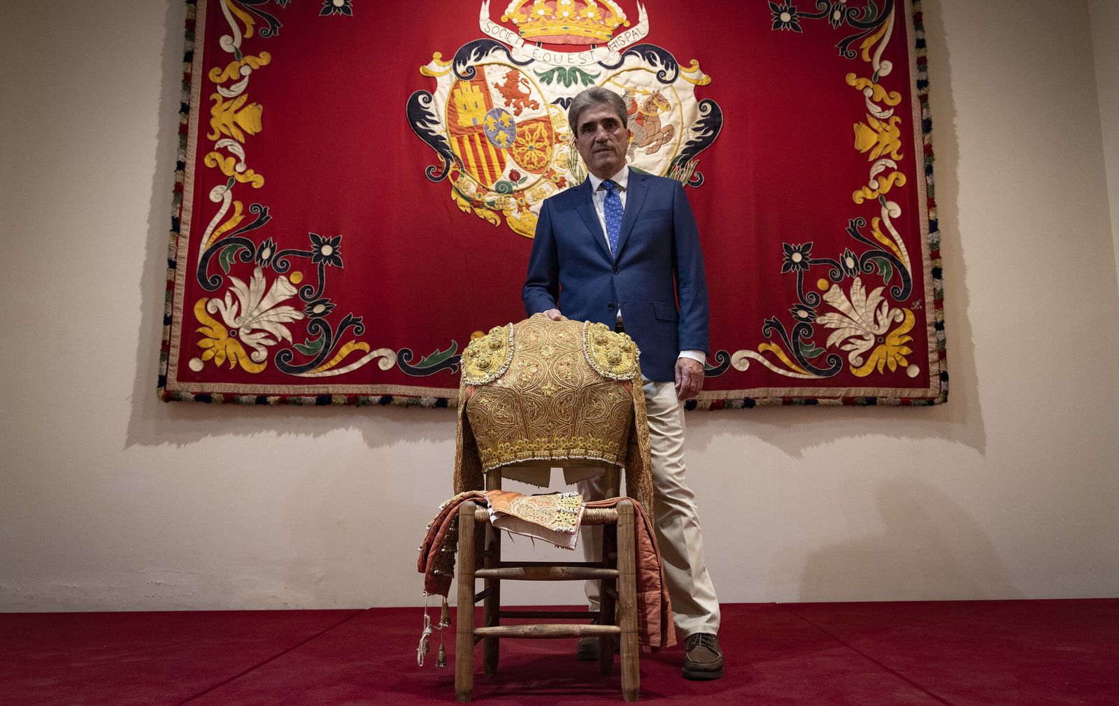 Emilio Muñoz dona un traje de luces al museo de la plaza de la Real Maestranza