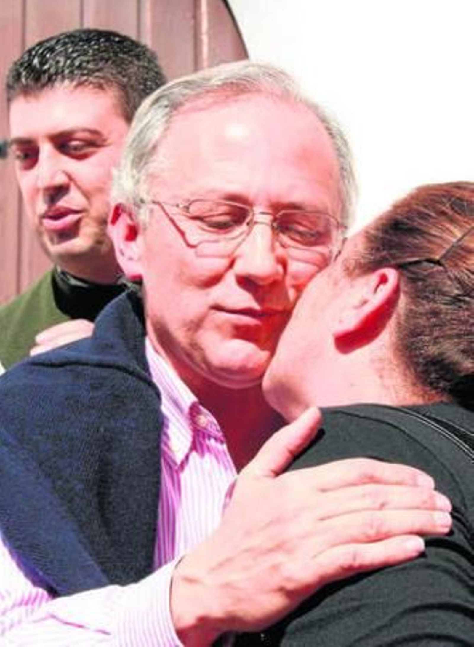 Una vecina felicita a Serón, detrás el concejal Gregorio Guerra.