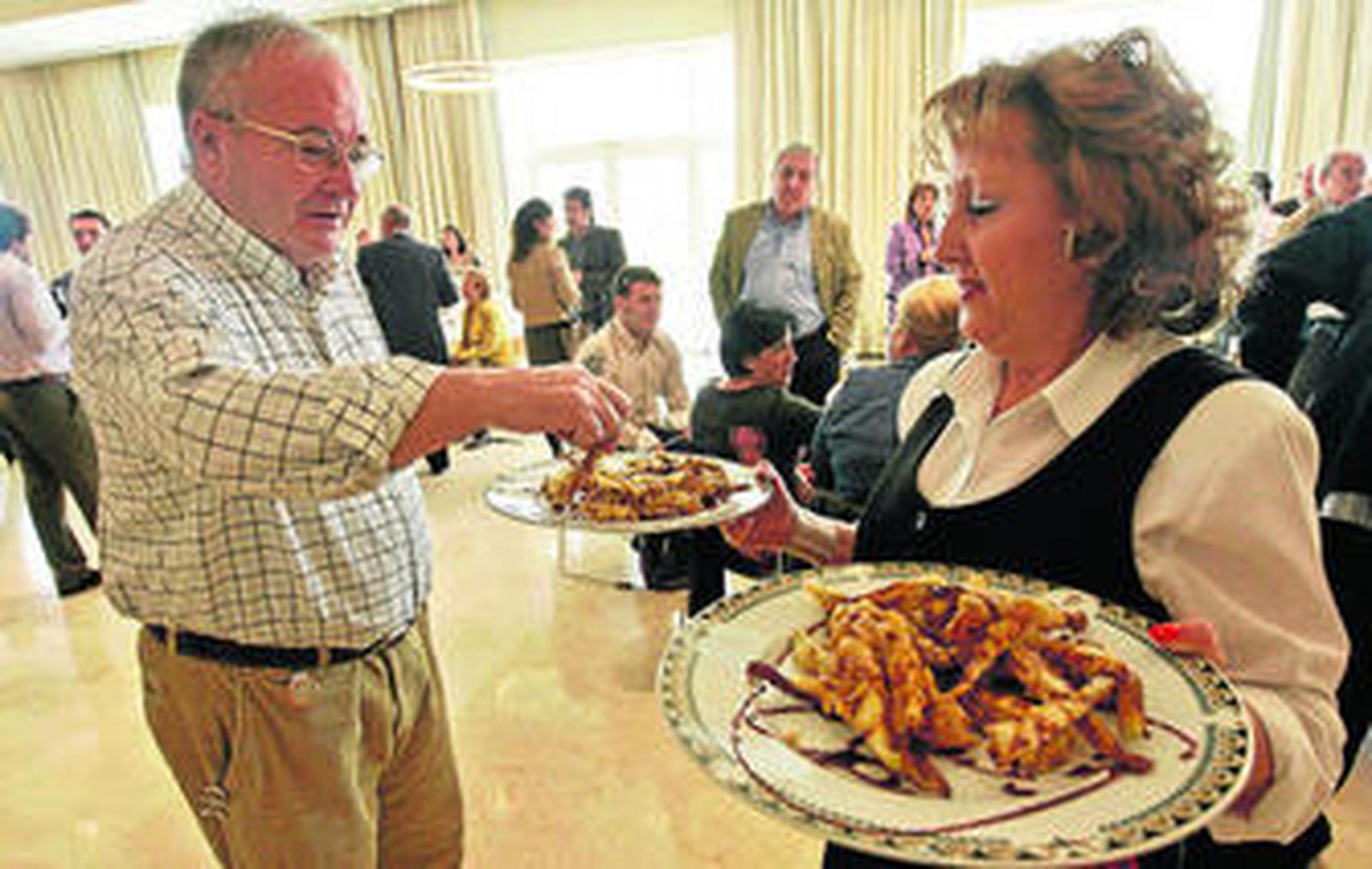 Uno de los clientes del Parador degusta uno de los platos del menú.