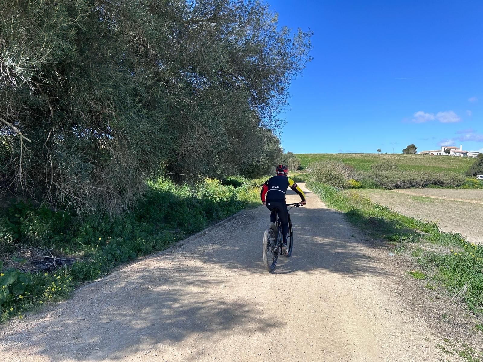 Sendero a las afueras de Jerez imperdible: una venta que da la bienvenida y culmina en una laguna