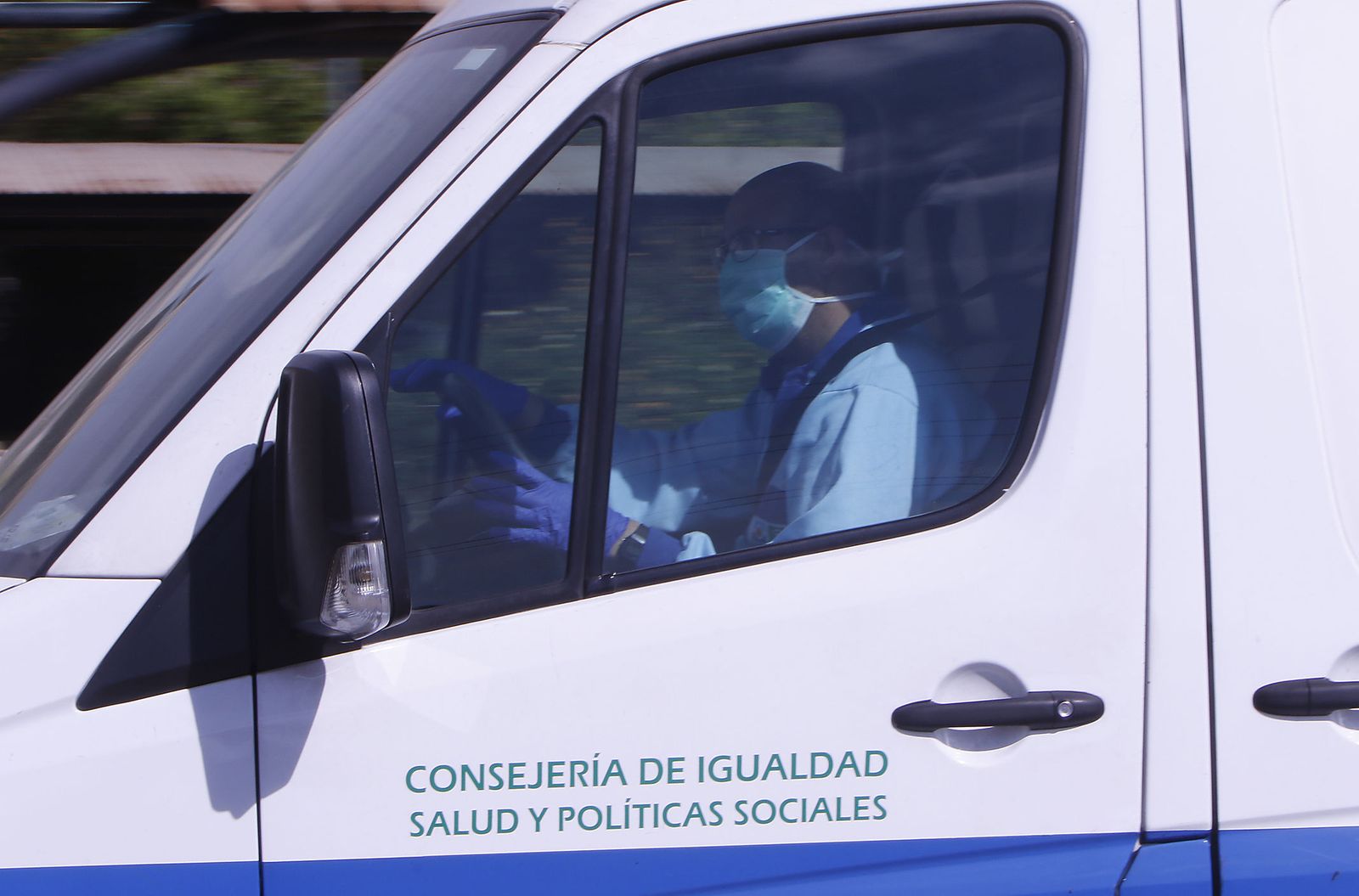 Una furgoneta de la Consejería de Salud, en Sevilla.