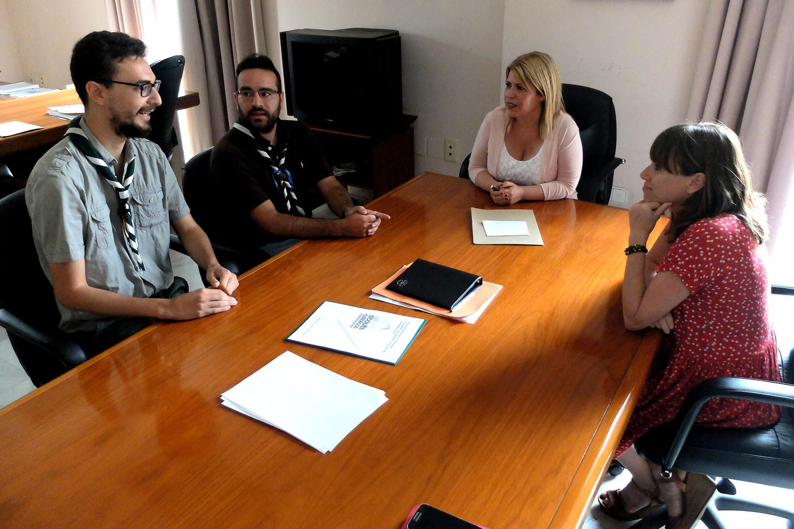 Un momento del encuentro del gobierno local con los responsables del Movimiento Scout.