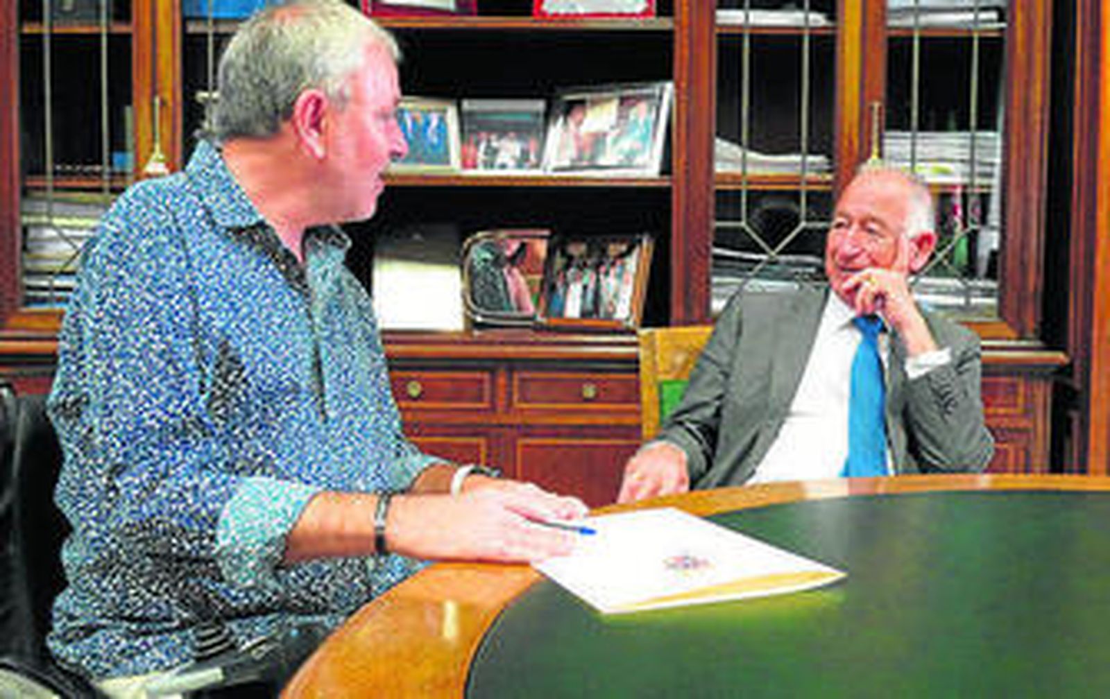 Sánchez de Amo y Gabriel Amat tras la rúbrica del convenio.