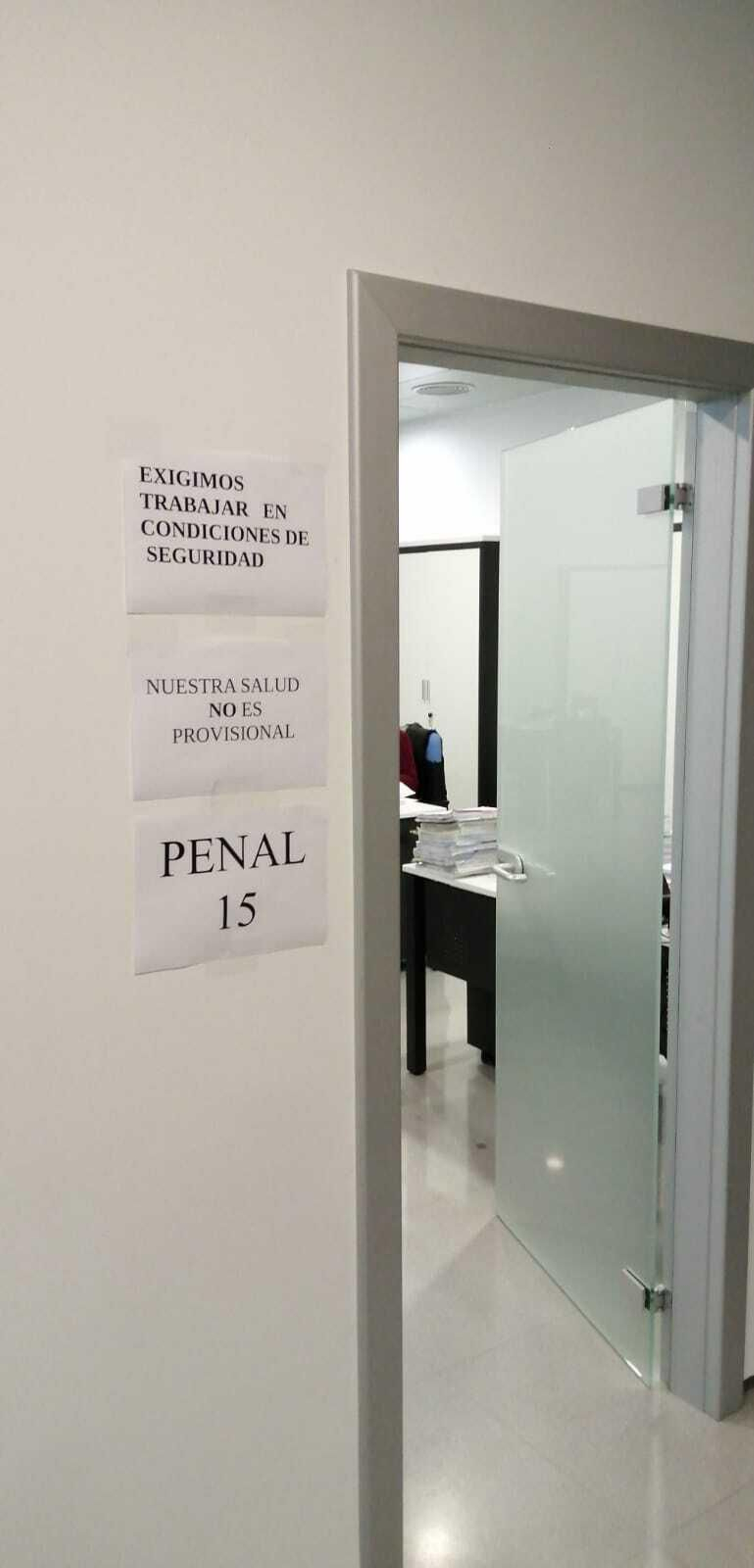 Un cartel de protesta en la puerta del juzgado.