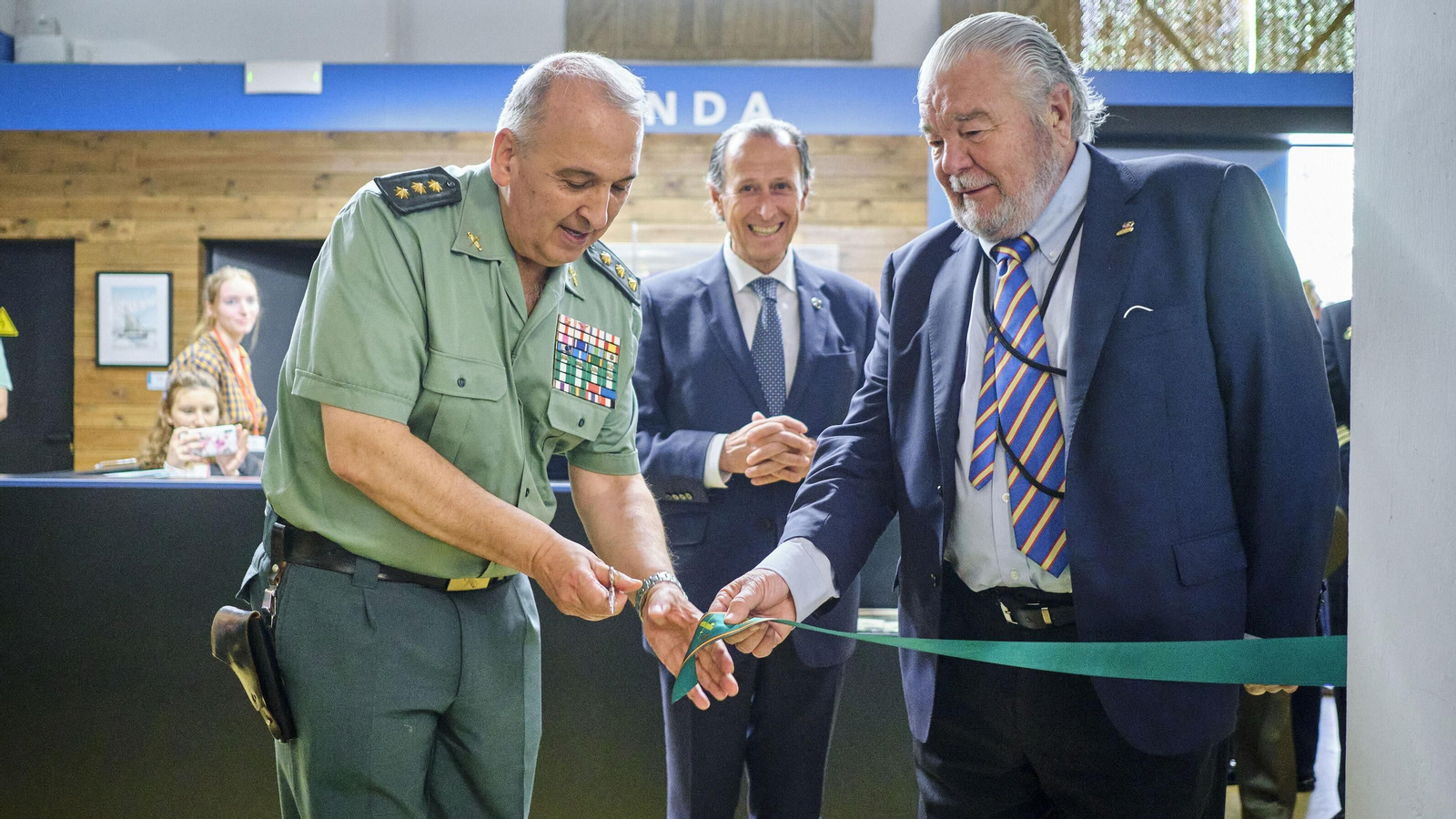 El jefe de la Comandancia de la Guardia Civil en Cádiz, Jesús Núñez, durante la inauguración de una exposición en Chiclana.