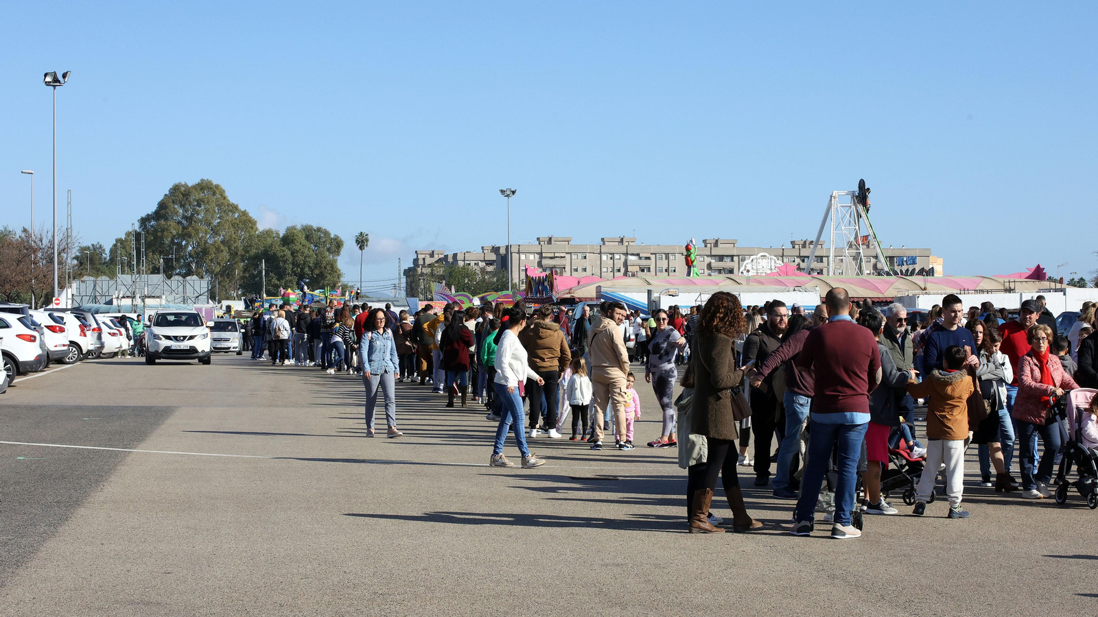 El parque de atracciones de Navidad junto a la Feria volvió a llenarse este sábado El parque de atracciones de Navidad junto a la Feria volvió a llenarse este sábado