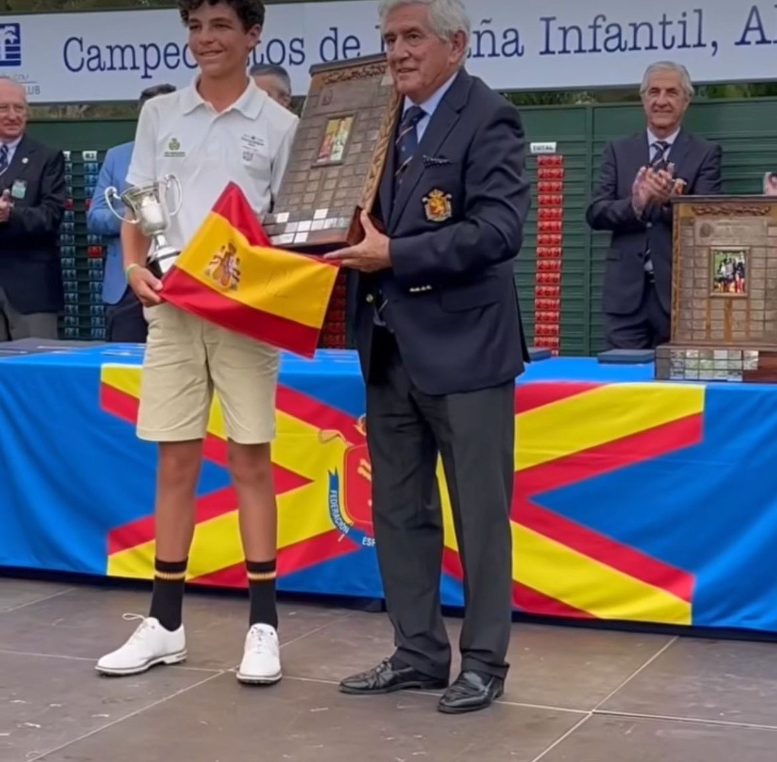 Oliver de Wint recibe el premio de Campeón de España de la mano del Presidente de la Federación Nacional de Golf.