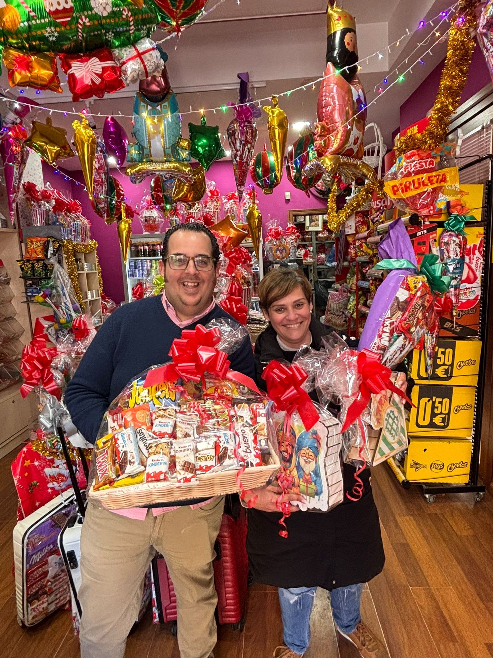 Juan Conejero y Carmen Hiniesta terminando de preparar pedidos en el kiosco 'Las Campanas'.