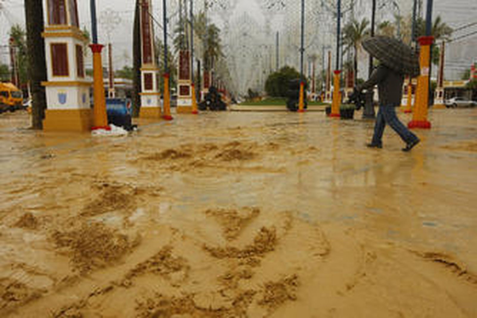 El aguacero y el tránsito de coches castiga al Real del Hontoria