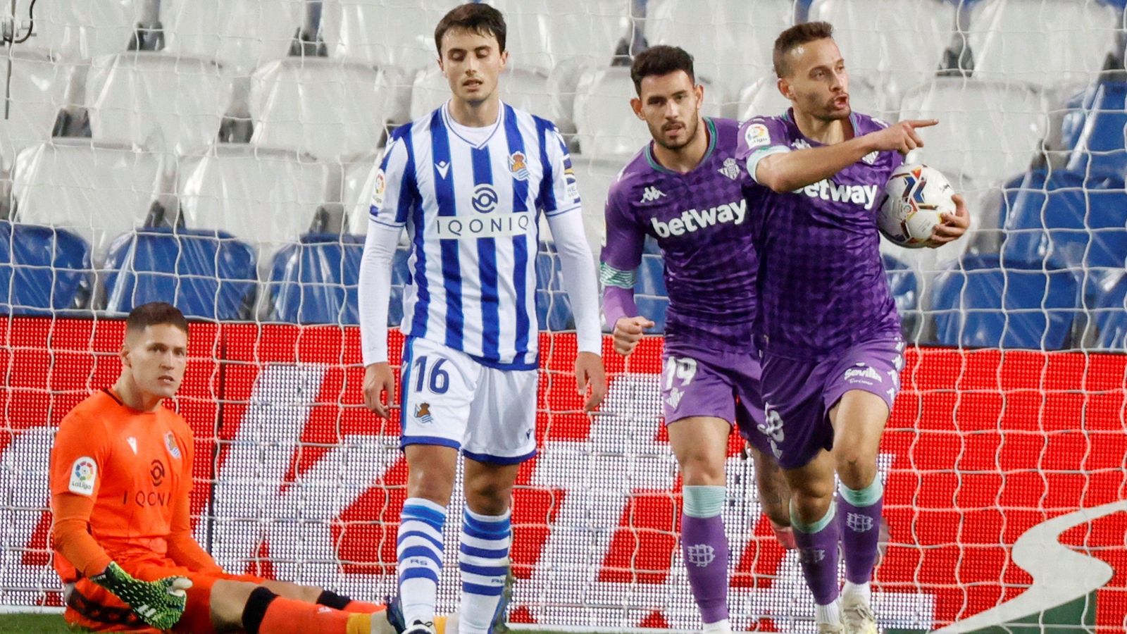 Canales se lleva el balón tras anotar el primer gol bético.